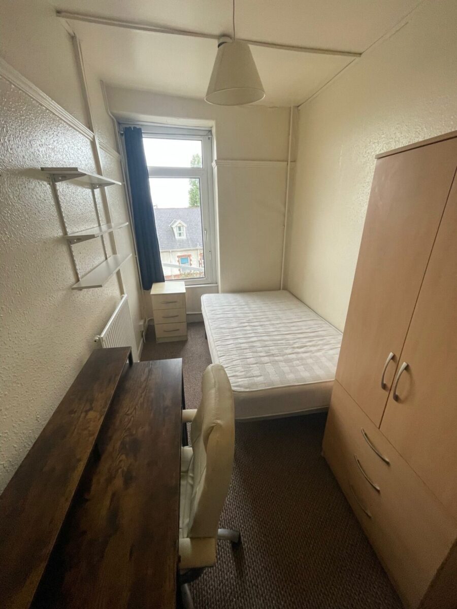 3 Bed Flat - Bryn Road, Brynmill, Swansea, SA2 0AS