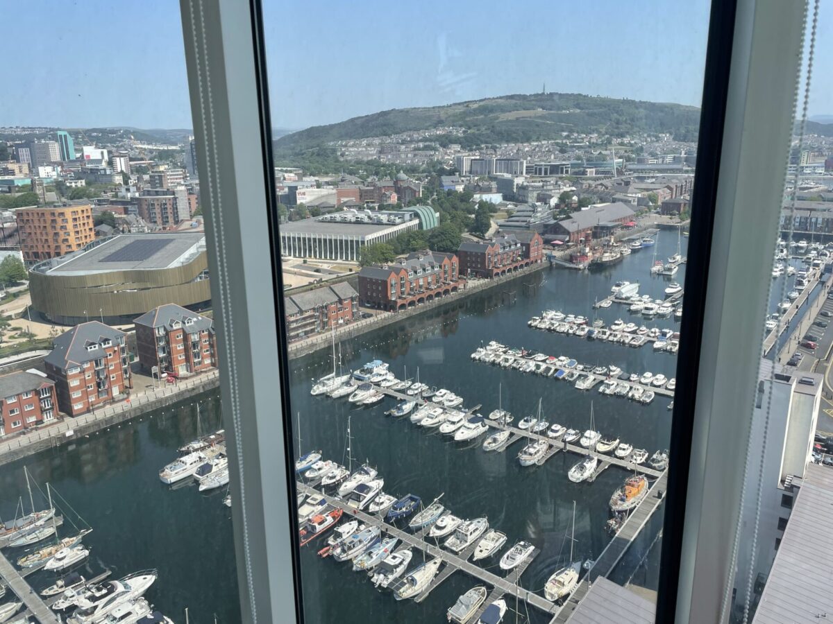 2 BED APARTMENT - 112 Meridian Tower, City Centre, Swansea, SA1 1JW