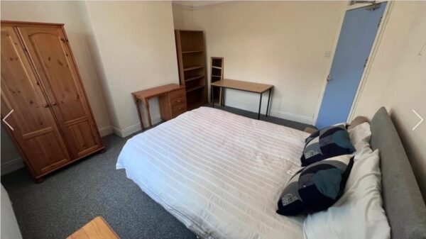 76 Rhyddings Park Road, Brynmill, Swansea, SA2 0AE