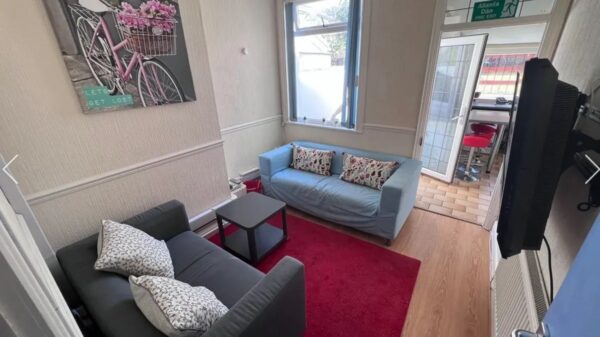 76 Rhyddings Park Road, Brynmill, Swansea, SA2 0AE